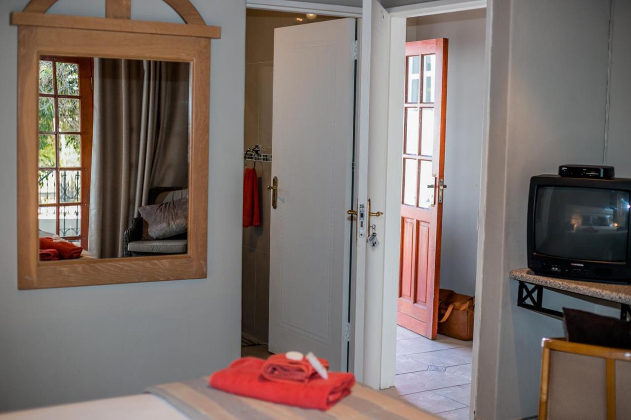Out Of Africa Guesthouse Otjiwarongo Extérieur photo